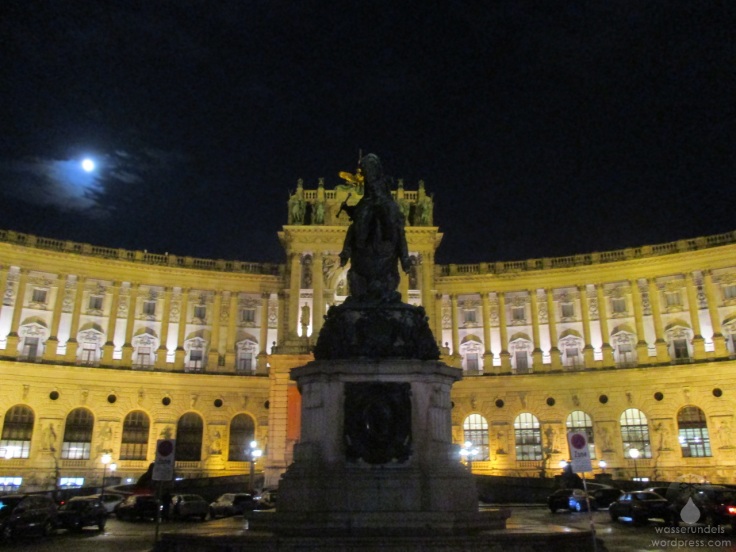 Der Heldenlplatz in Wien, mit der neuen Burg, bei Nacht.