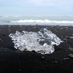 Reichgegliederter, vom Wasser geschliffener Eisberg am Diamond Beach.